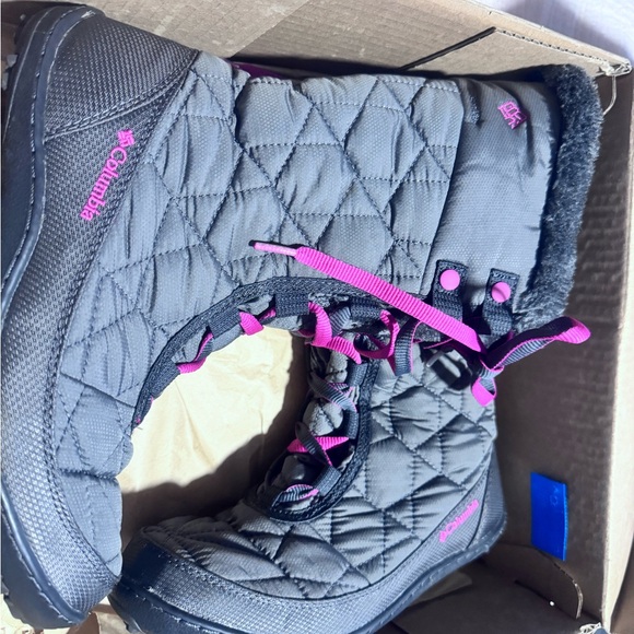 Columbia boots for girl size 5 like new , grey color - Picture 10 of 10
